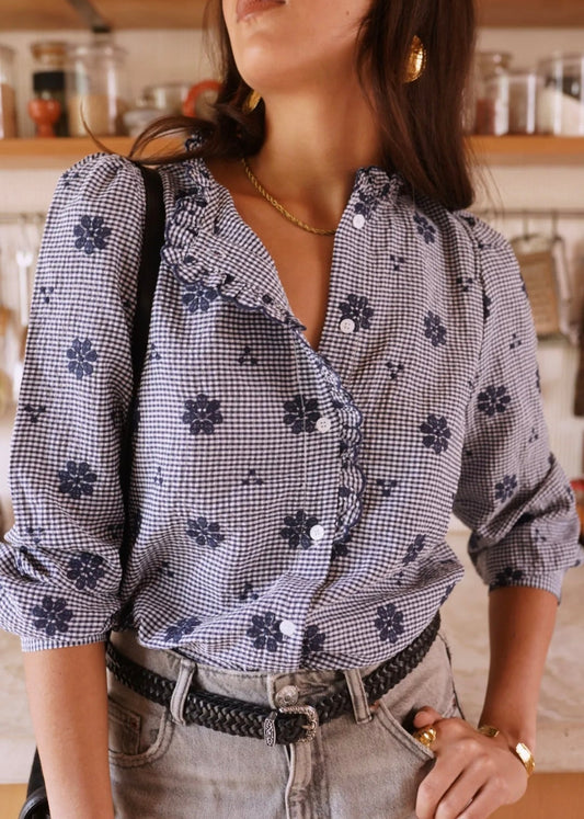Blouse à broderies florales - élégance discrète et féminine.