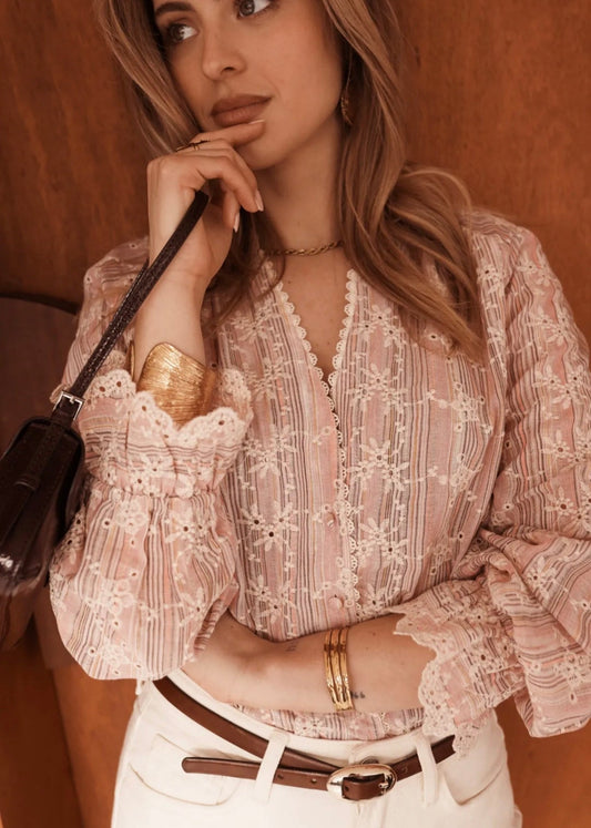 Blouse rose élégante brodée col v