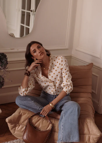 Chemise en coton à pois dorés – col festonné et encolure ornée d’un galon brodé
