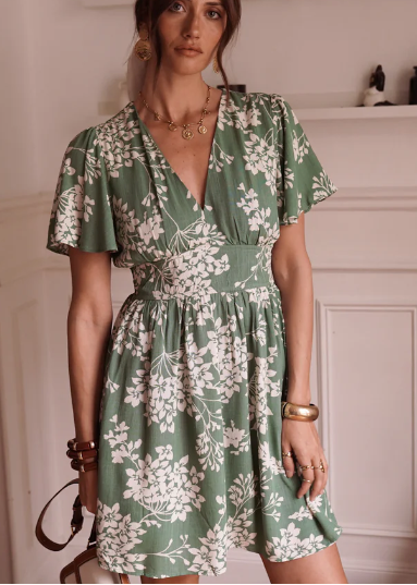 Robe verte motif floral contrasté aux accents frais
