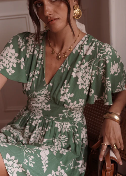Robe verte motif floral contrasté aux accents frais