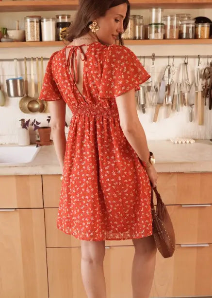 Robe rouge courte imprimée à manches volantées Vogue N°8