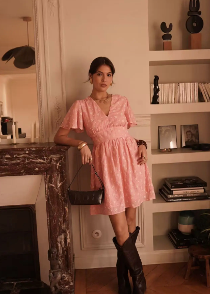 Robe courte fluide à motif – Esprit féminin et estival
