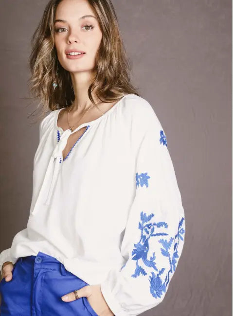 Blouse en lin brodée bleu – Élégance naturelle et confort respirant Vogue N°8