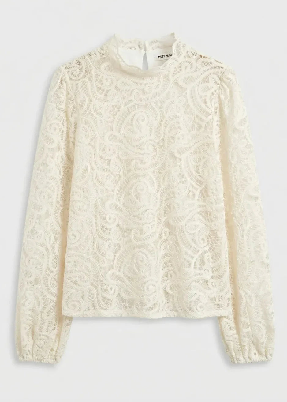 Blouse femme en dentelle blanche à manches longues, col montant, style élégant et tendance.