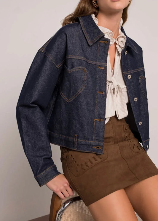 Veste en jean bleu à poches cœur, blouse blanche et jupe marron femme, look tendance.
