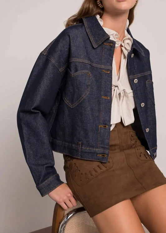 Veste en jean bleu à poches cœur, blouse blanche et jupe marron femme, look tendance.