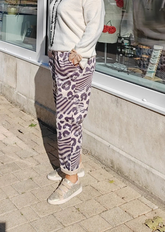 Pantalon femme imprimé léopard violet et rayures, associe à un pull crème, style tendance