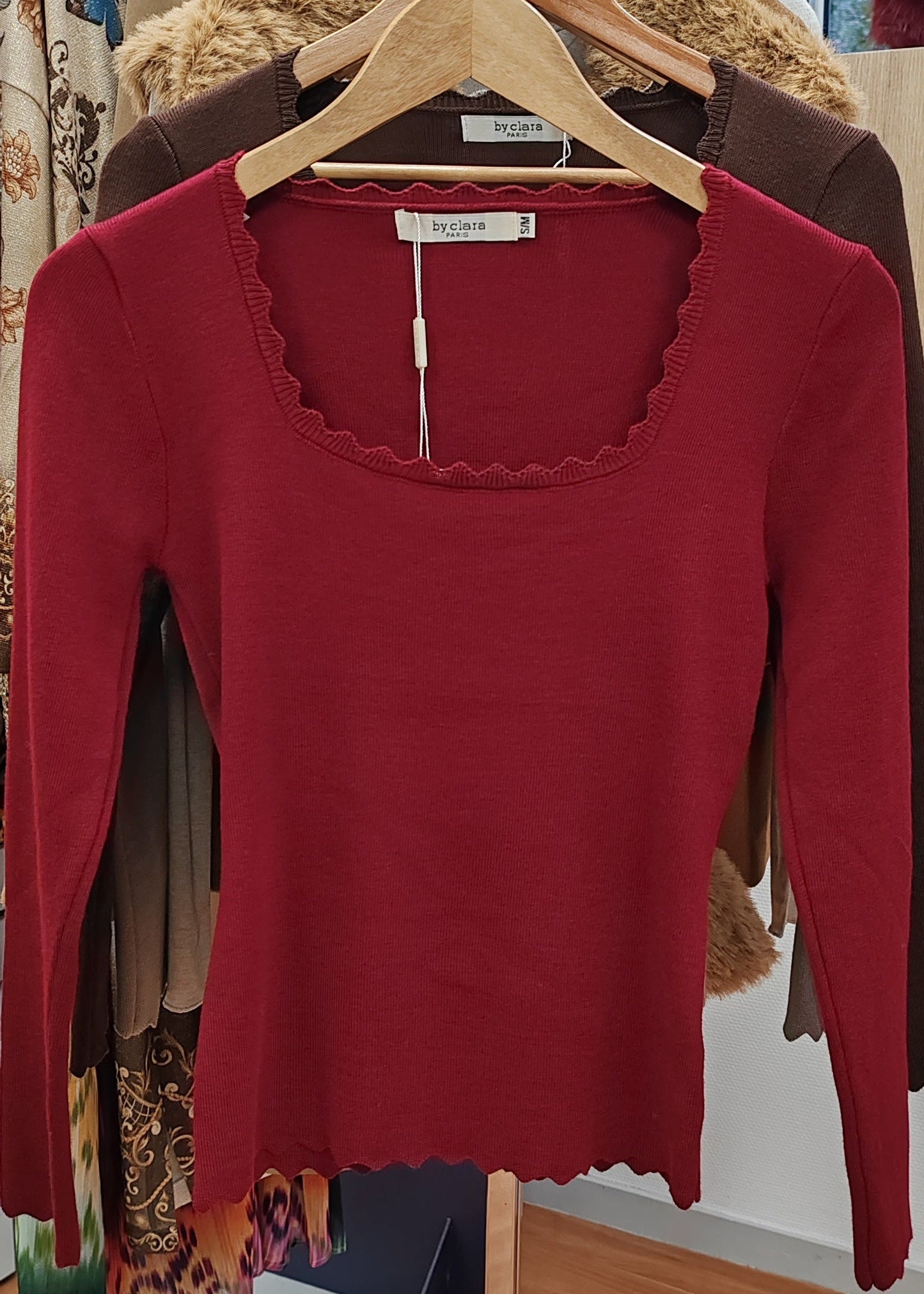 Pull en maille près du corps, col carré, Bordeaux By Clara