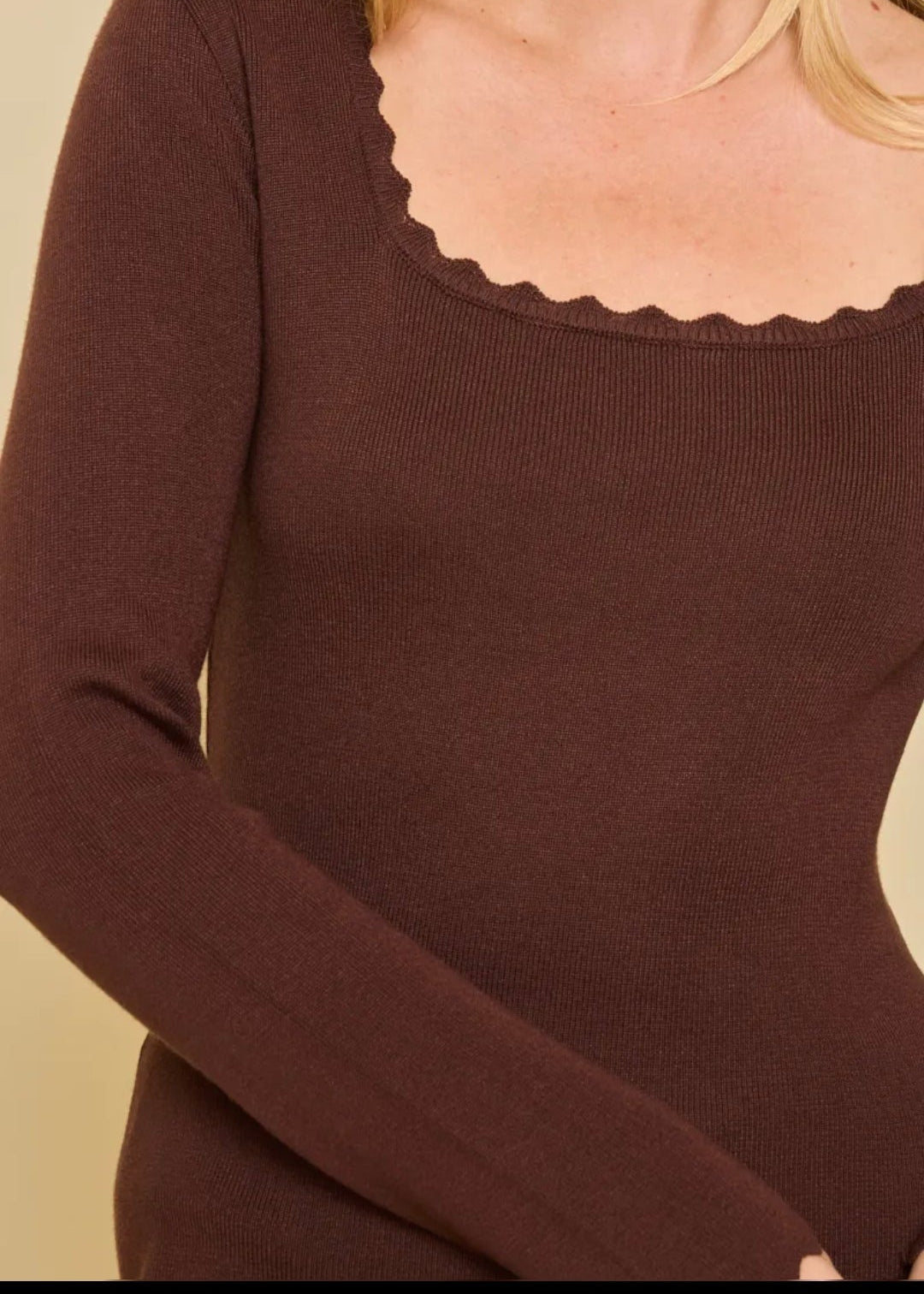 Pull en maille près du corps, col carré By Clara