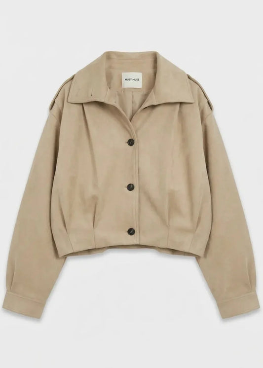 Veste femme beige coupe courte, manches longues, boutons noirs, style tendance et élégant.