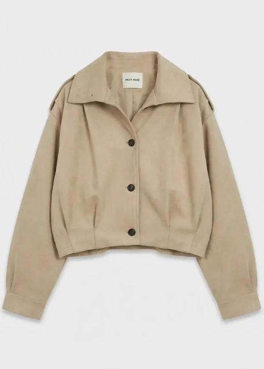Veste femme beige coupe courte, manches longues, boutons noirs, style tendance et élégant.