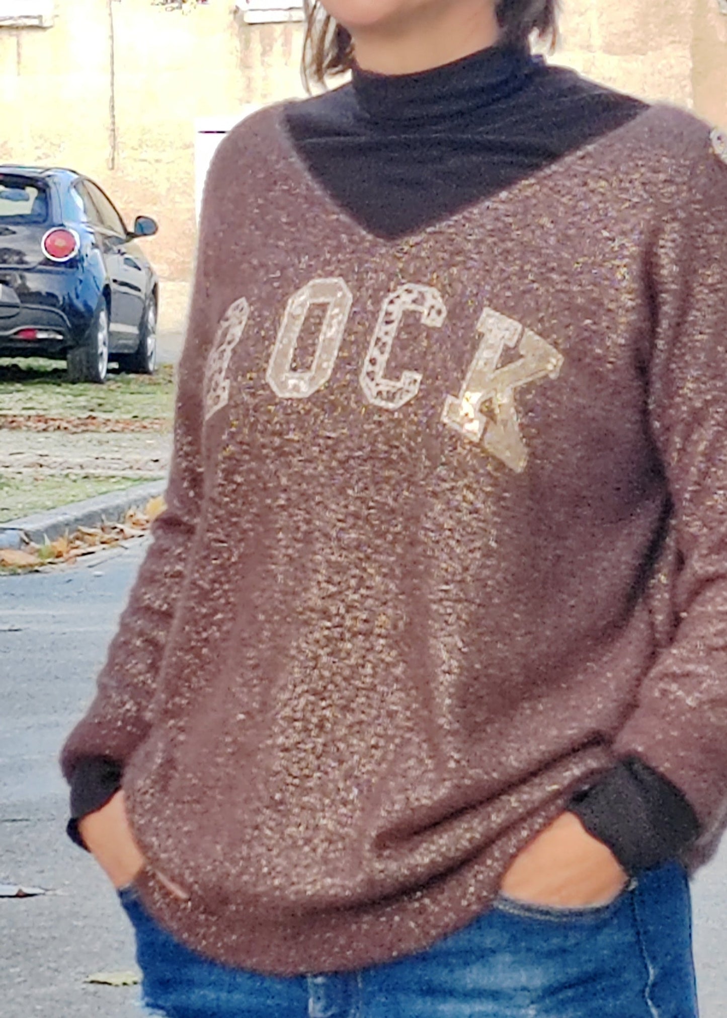 Pull choco brillant motif rock – Style audacieux et tendance Vogue N°8