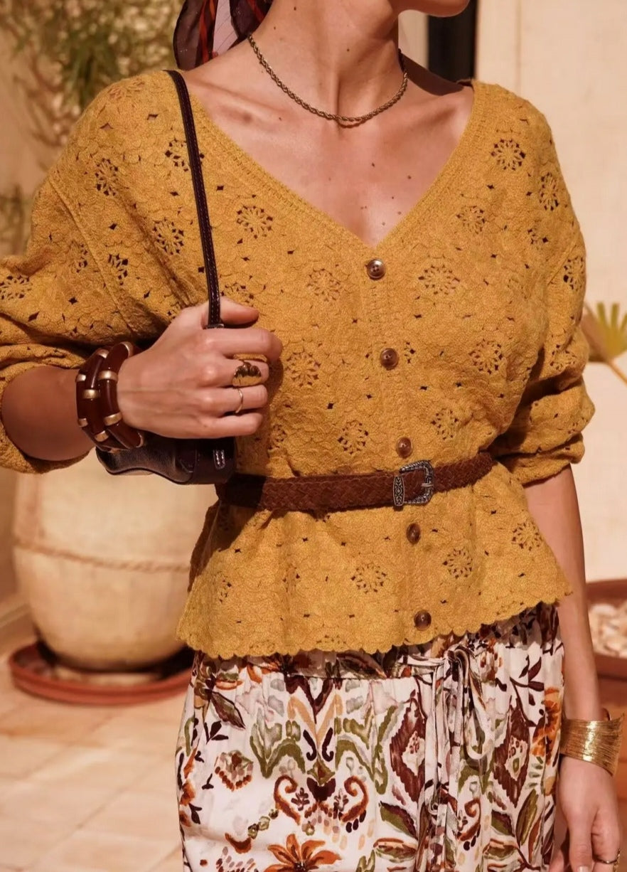 Gilet cardigan en maille Ajourée Ocre – Esprit Bohème Chic