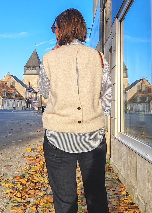 Pull sans manches, élégante ouverture au dos avec boutons By Clara
