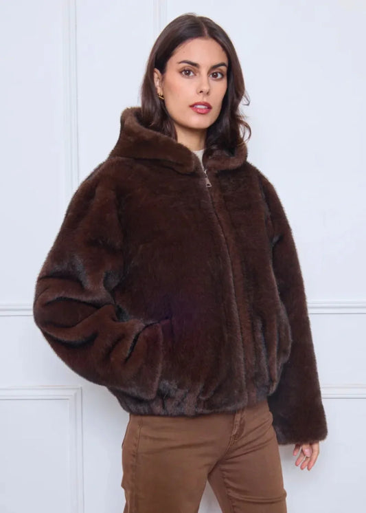 Femme portant une veste en fausse fourrure marron, look élégant et tendance, prêt-à-porter femme.