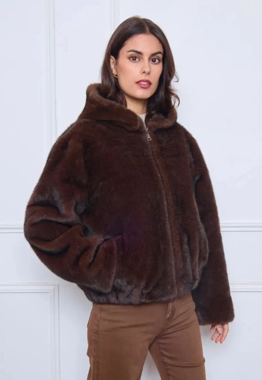 Femme portant une veste en fausse fourrure marron, look élégant et tendance, prêt-à-porter femme.