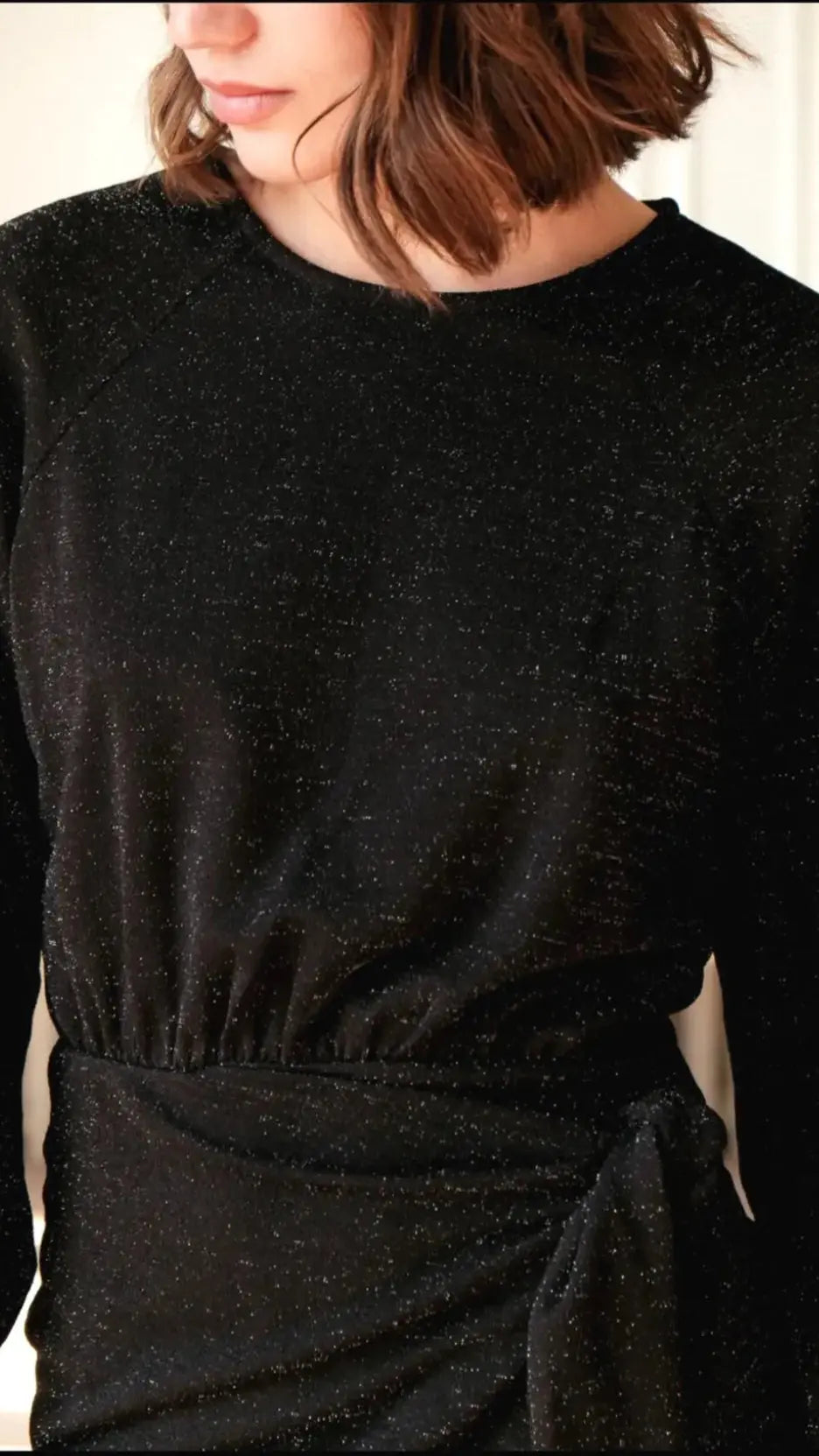 Robe noire femme manches longues effet pailleté, tissu élégant et taille ceinturée.
