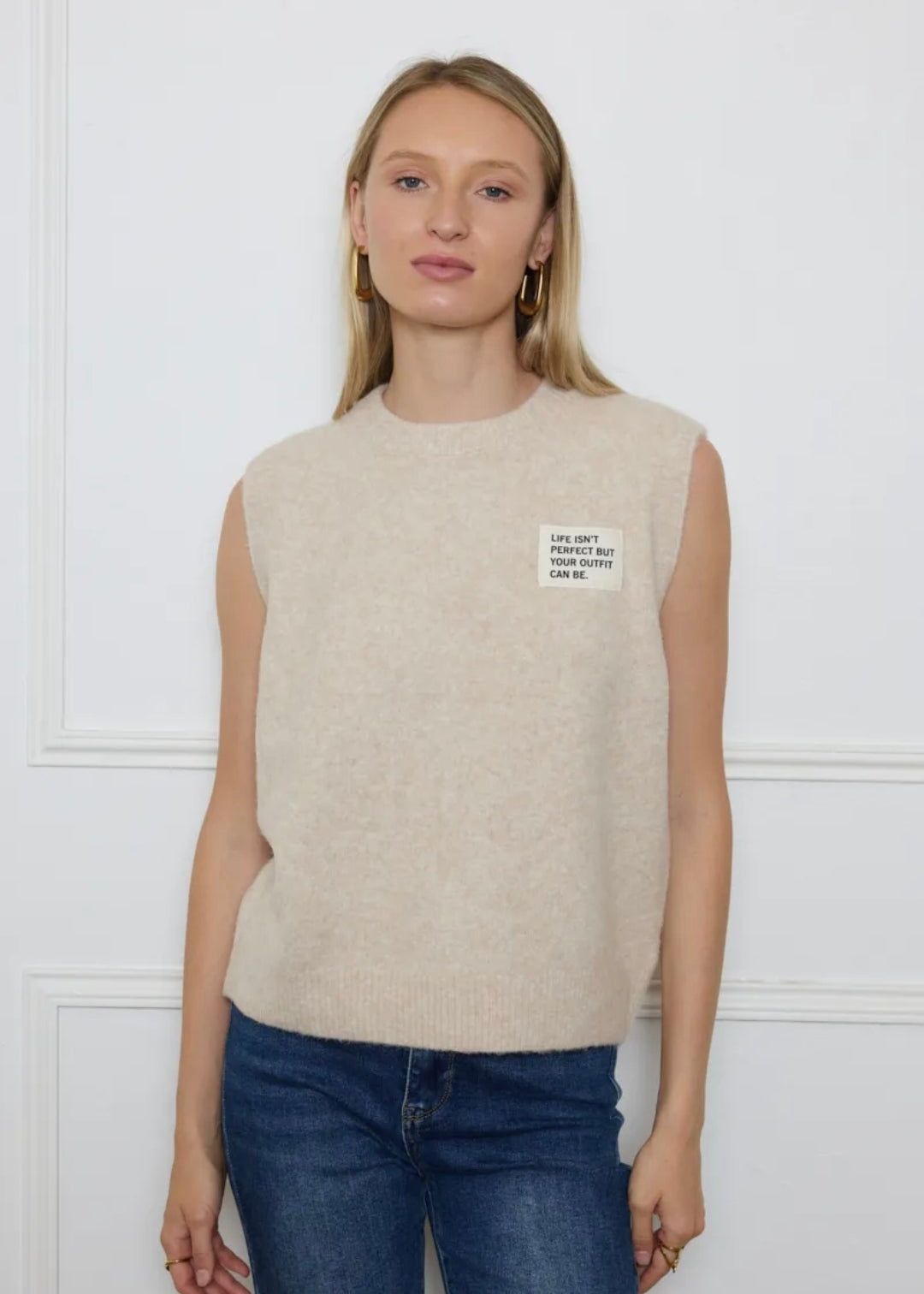 Pull sans manches, élégante ouverture au dos avec boutons By Clara