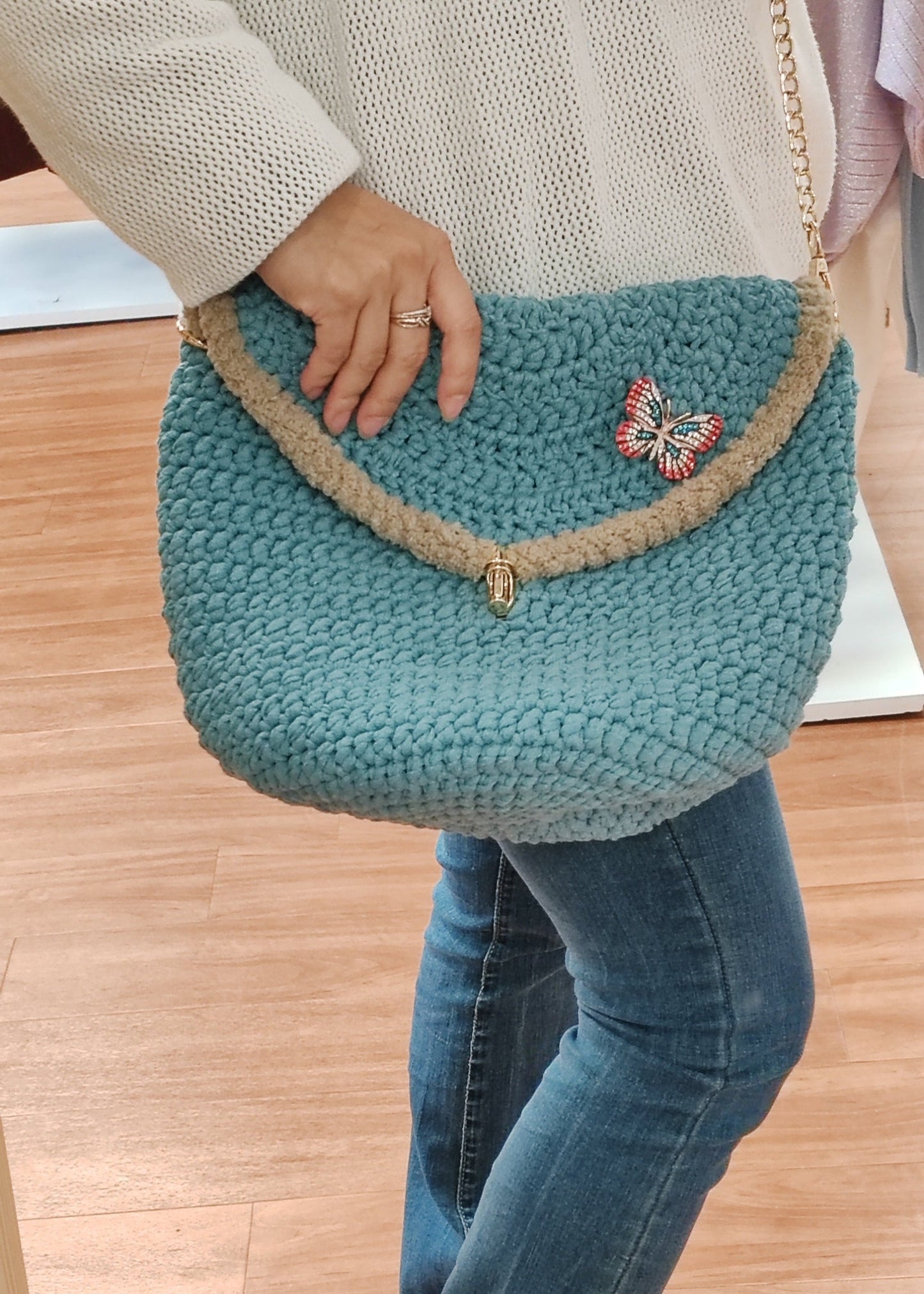 Sac à main au crochet Bleu ciel avec déco mouton Vogue N°8