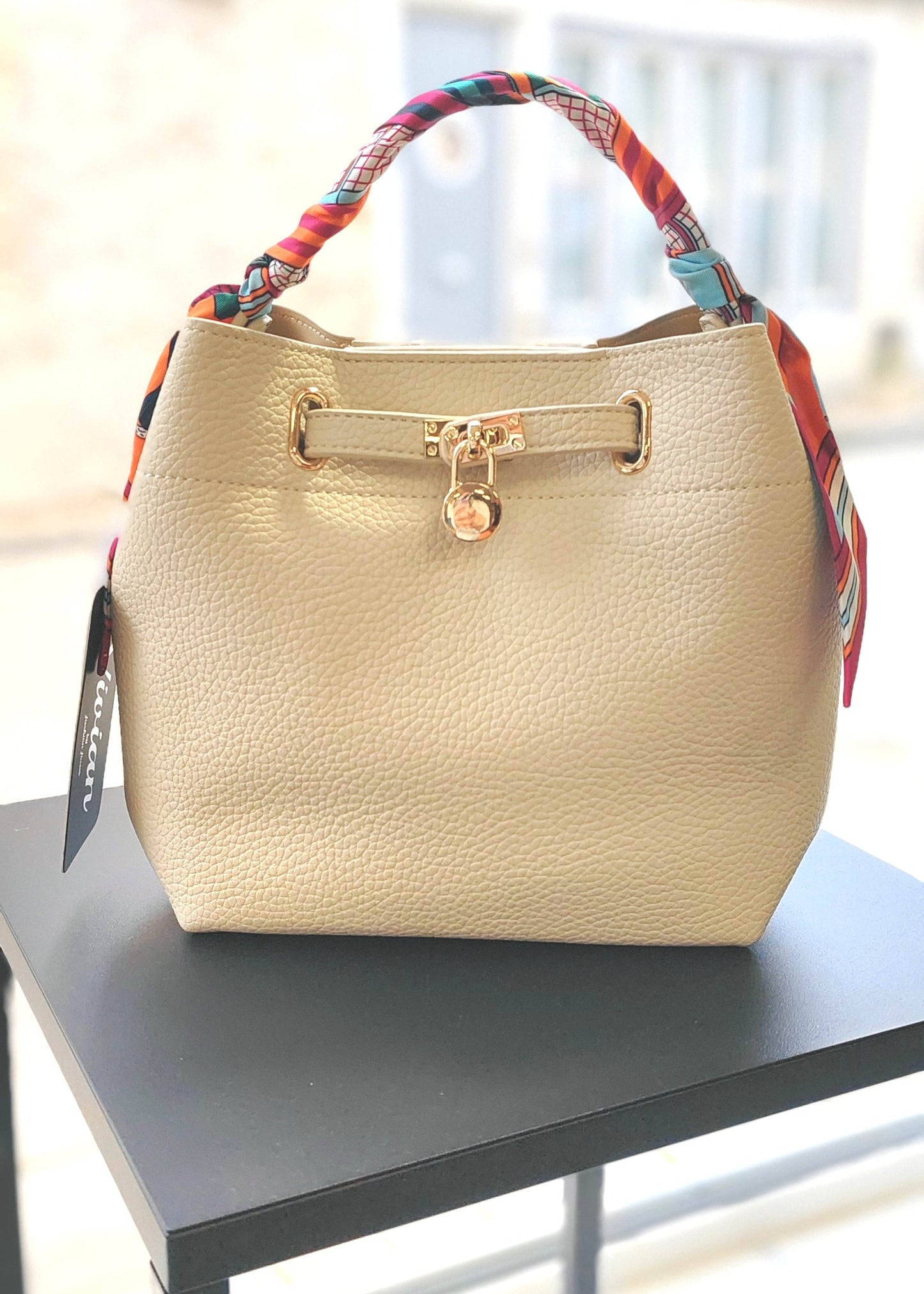 Sac à main avec ruban coloré noué sur la poignée – Accessoire tendance Vogue N°8