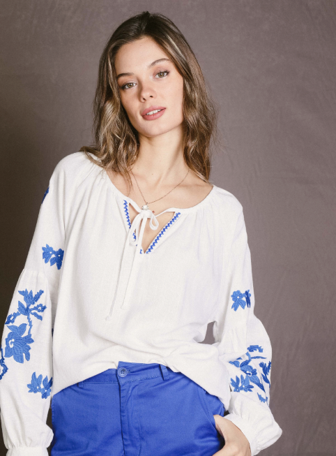 Blouse en lin brodée bleu – Élégance naturelle et confort respirant