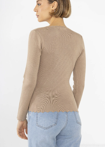Pull en maille près du corps, col carré, Taupe By Clara
