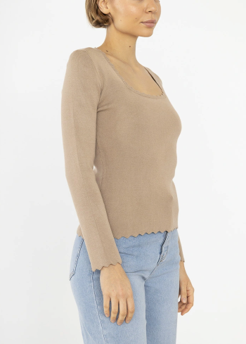 Pull en maille près du corps, col carré, Taupe By Clara