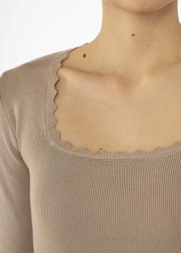 Pull en maille près du corps, col carré, Taupe By Clara