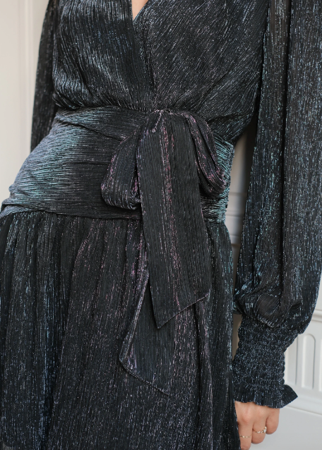 Robe Noire Portefeuille Plissée Ceinturée Col V Vogue N°8