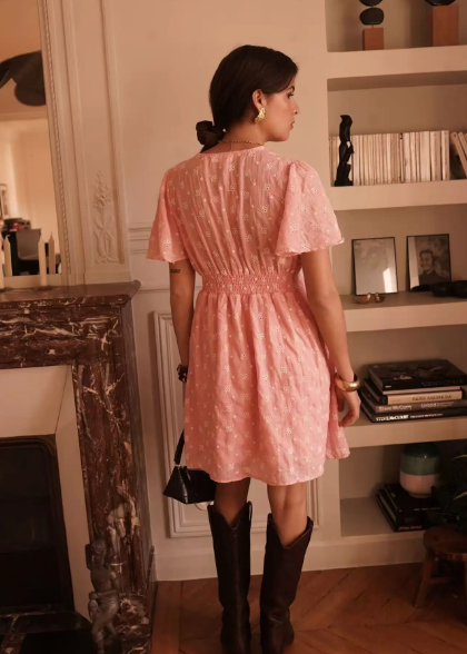 Robe courte fluide à motif – Esprit féminin et estival