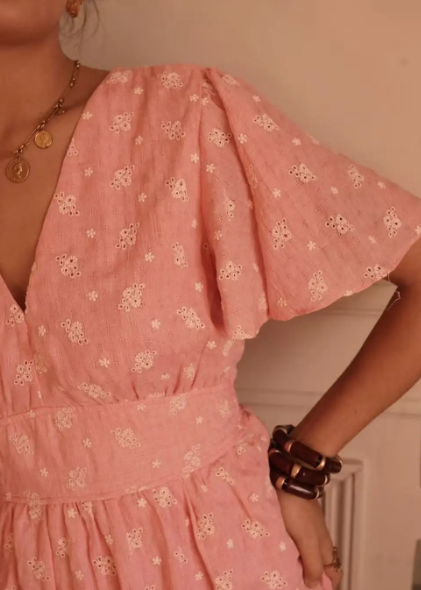 Robe courte fluide à motif – Esprit féminin et estival