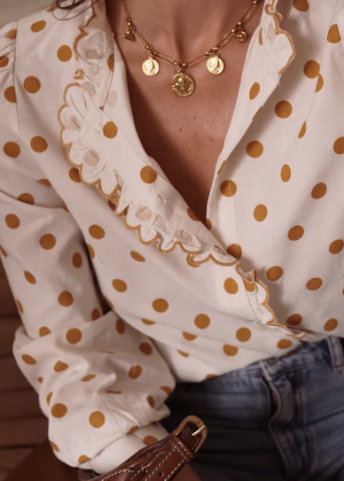Chemise en coton à pois dorés – col festonné et encolure ornée d’un galon brodé