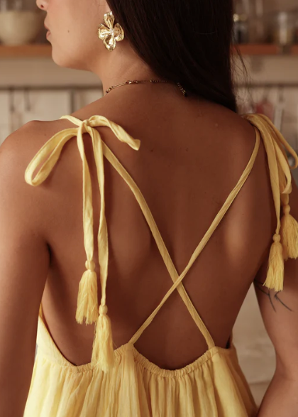 Robe longue fines bretelles nouées aux épaules pour l'été