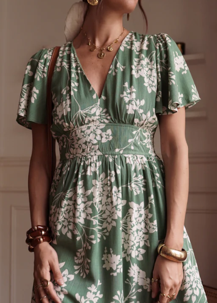 Robe verte motif floral contrasté aux accents frais