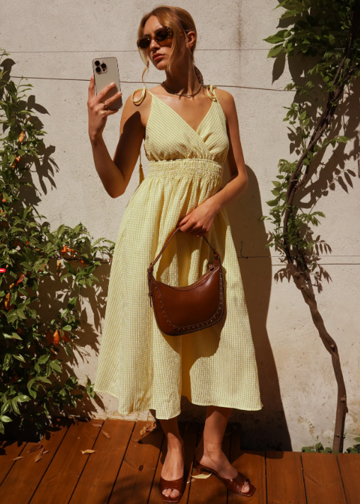 Robe midi jaune pastel avec bretelles fines