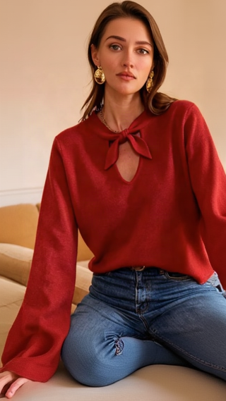 Pull en maille terracotta avec nœud lavallière