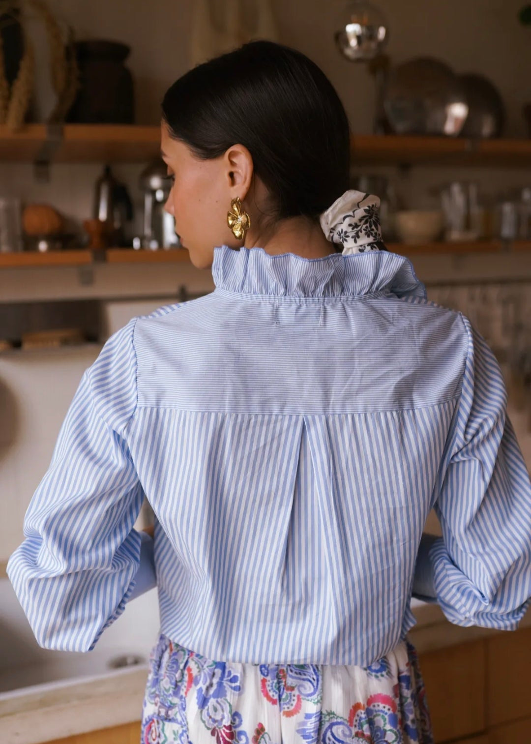 Chemise rayée à col volanté 
