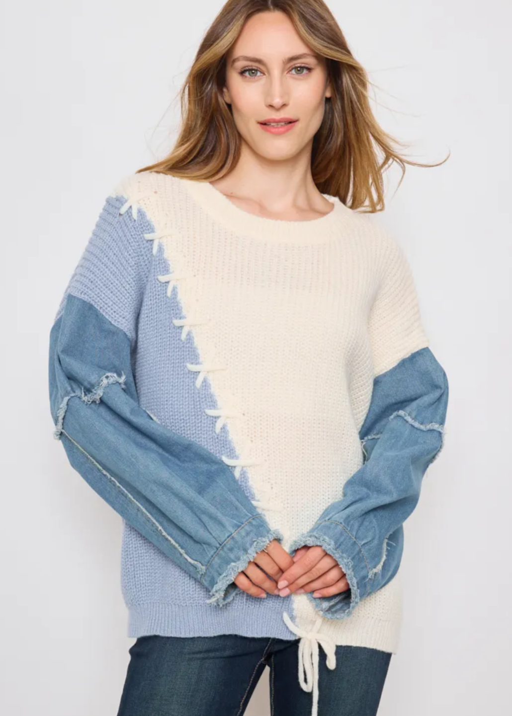 Pull en maille bi-colore avec manches en denim