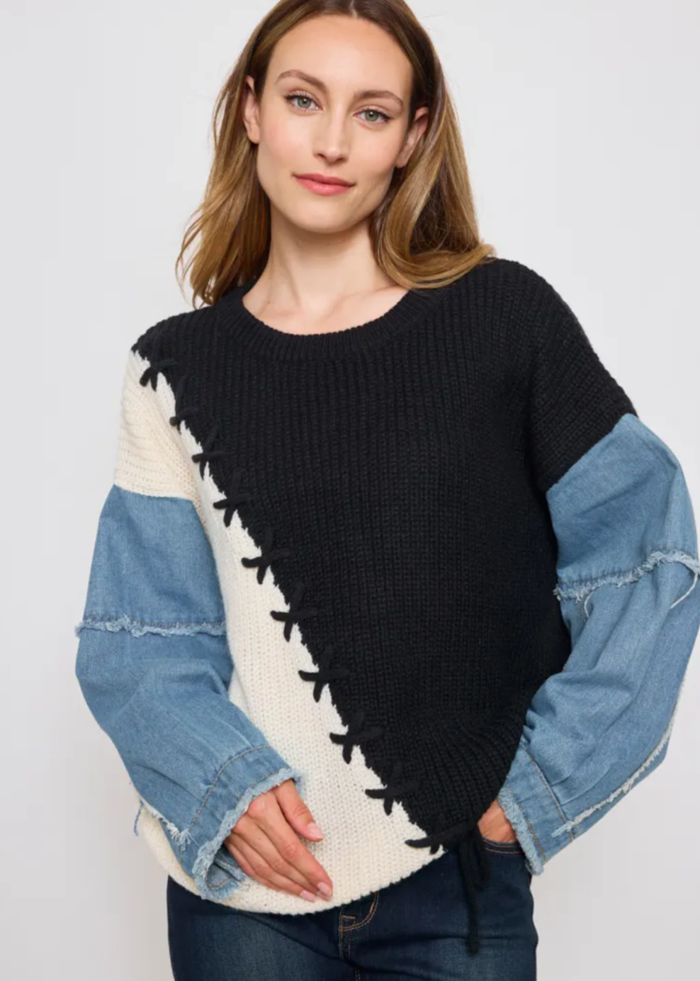 Pull en maille bi-colore avec manches en denim