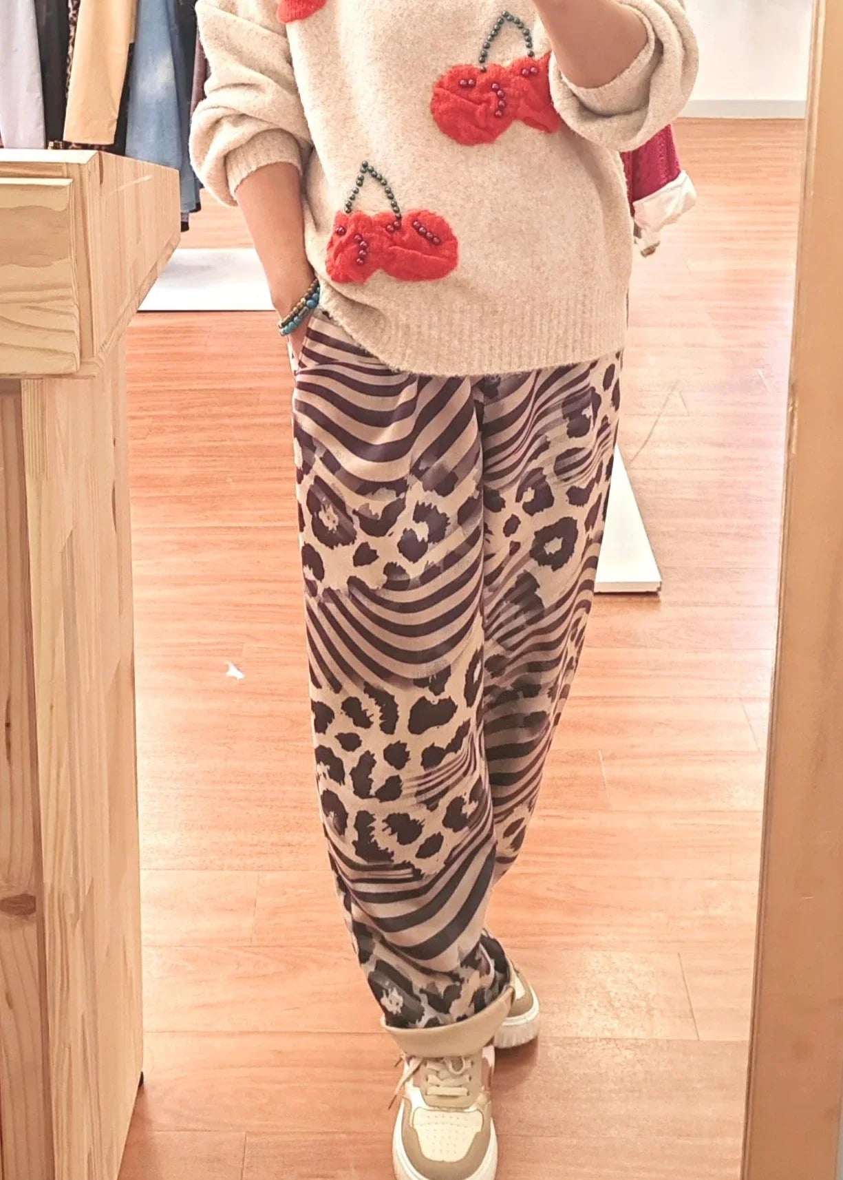 Pantalon oversize femme à motifs léopard et rayures, style décontracté tendance.