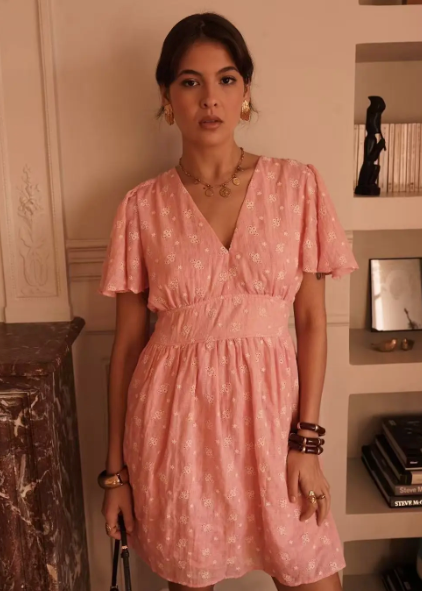 Robe courte fluide à motif – Esprit féminin et estival.

