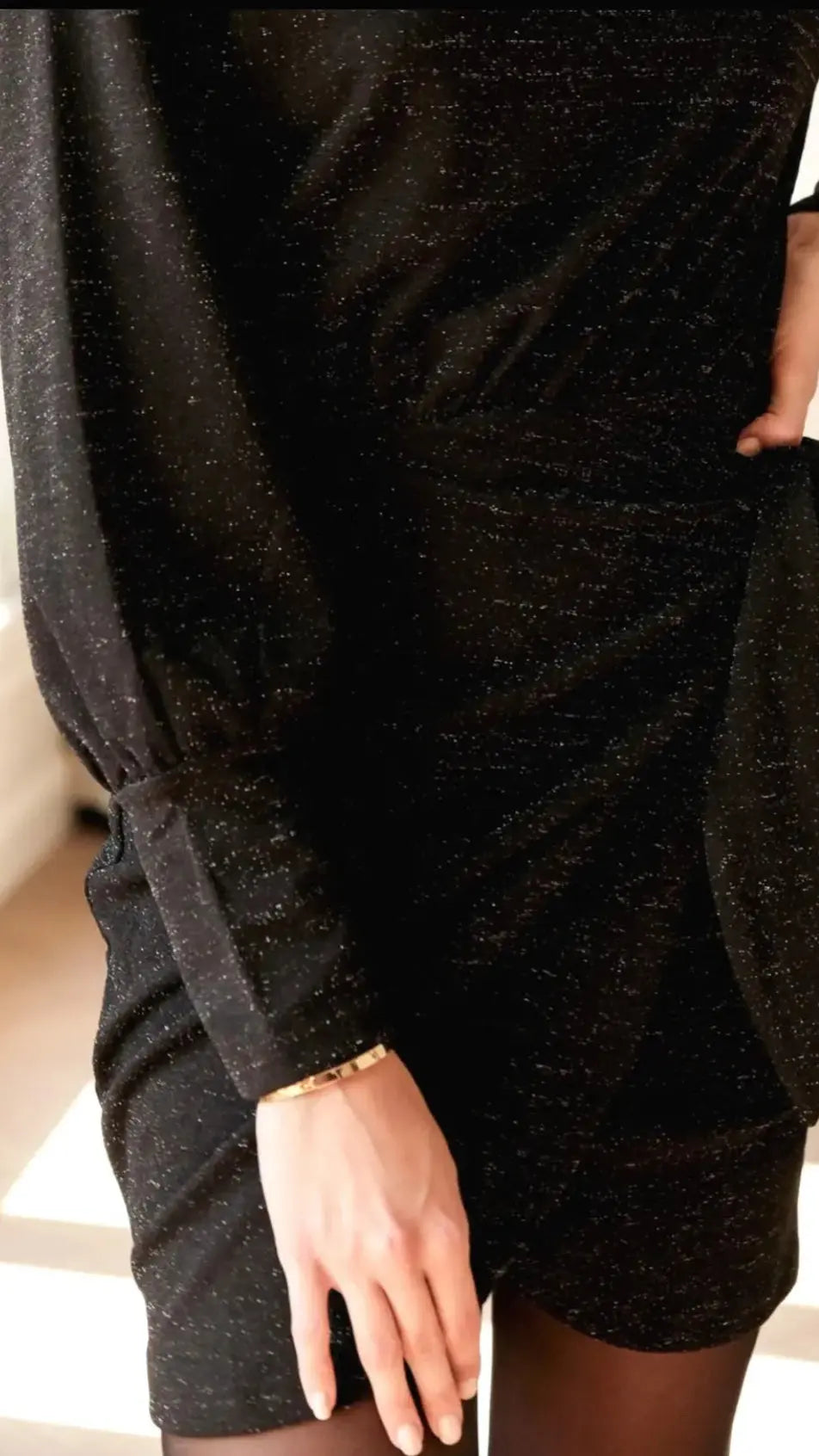 Robe courte noire à paillettes, manches longues, style élégant et tendance pour femme
