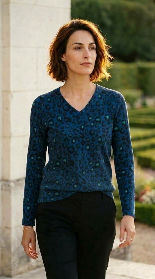 Pull femme léger motif léopard — Agathe & Louise (Copie) — On Model - Outdoor | Generated by Modelize