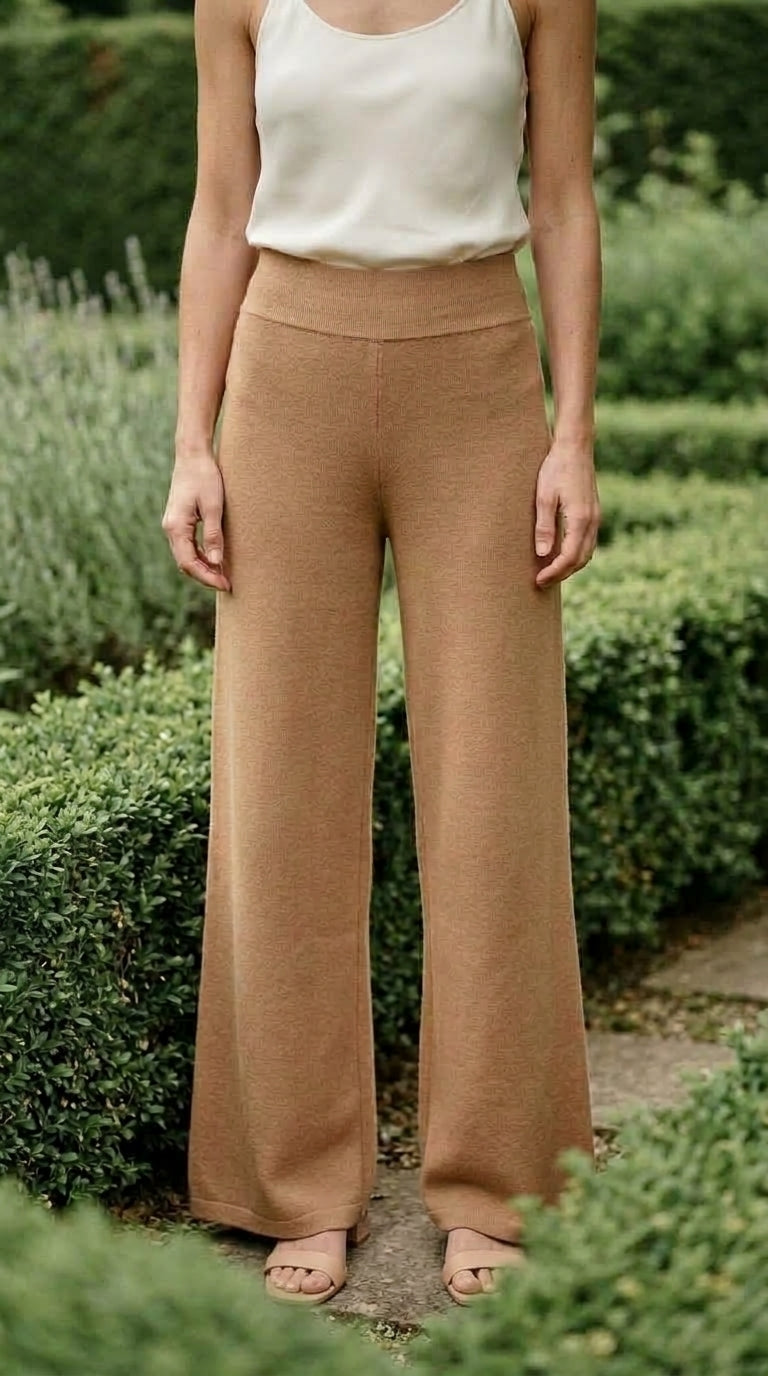 Pantalon large femme Taille 38 à 46 — On Model - Botanical Editorial | Generated by Modelize