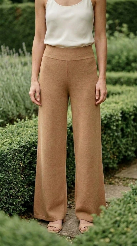 Pantalon large femme Taille 38 à 46 — On Model - Botanical Editorial | Generated by Modelize