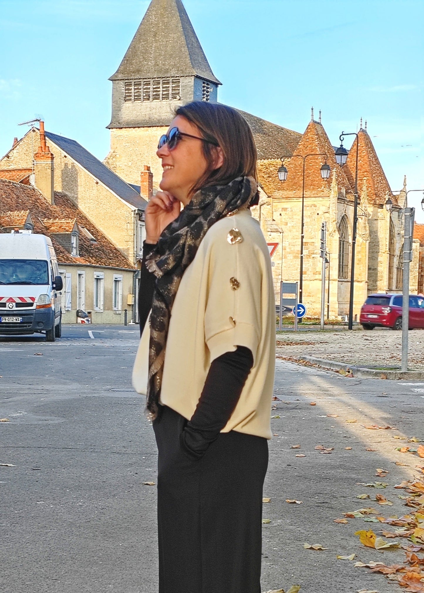 Pull à manches courtes décontracté avec boutons métallisés – Style chic et confortable Vogue N°8