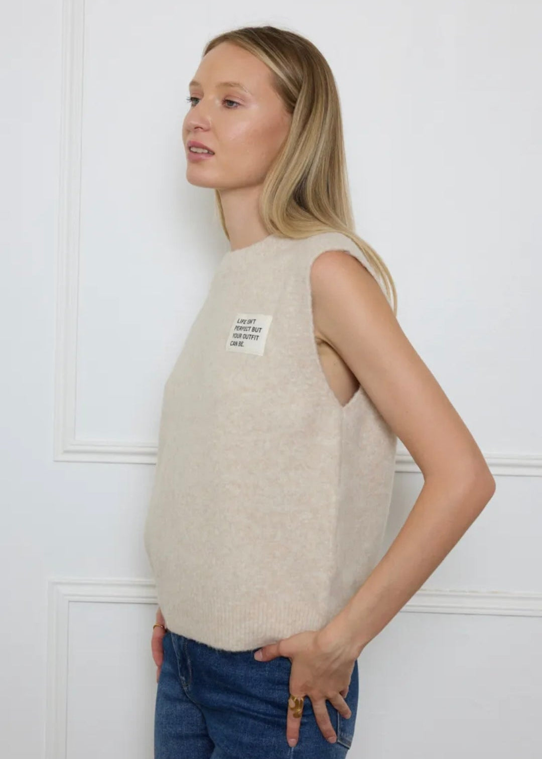 Pull sans manches, élégante ouverture au dos avec boutons By Clara