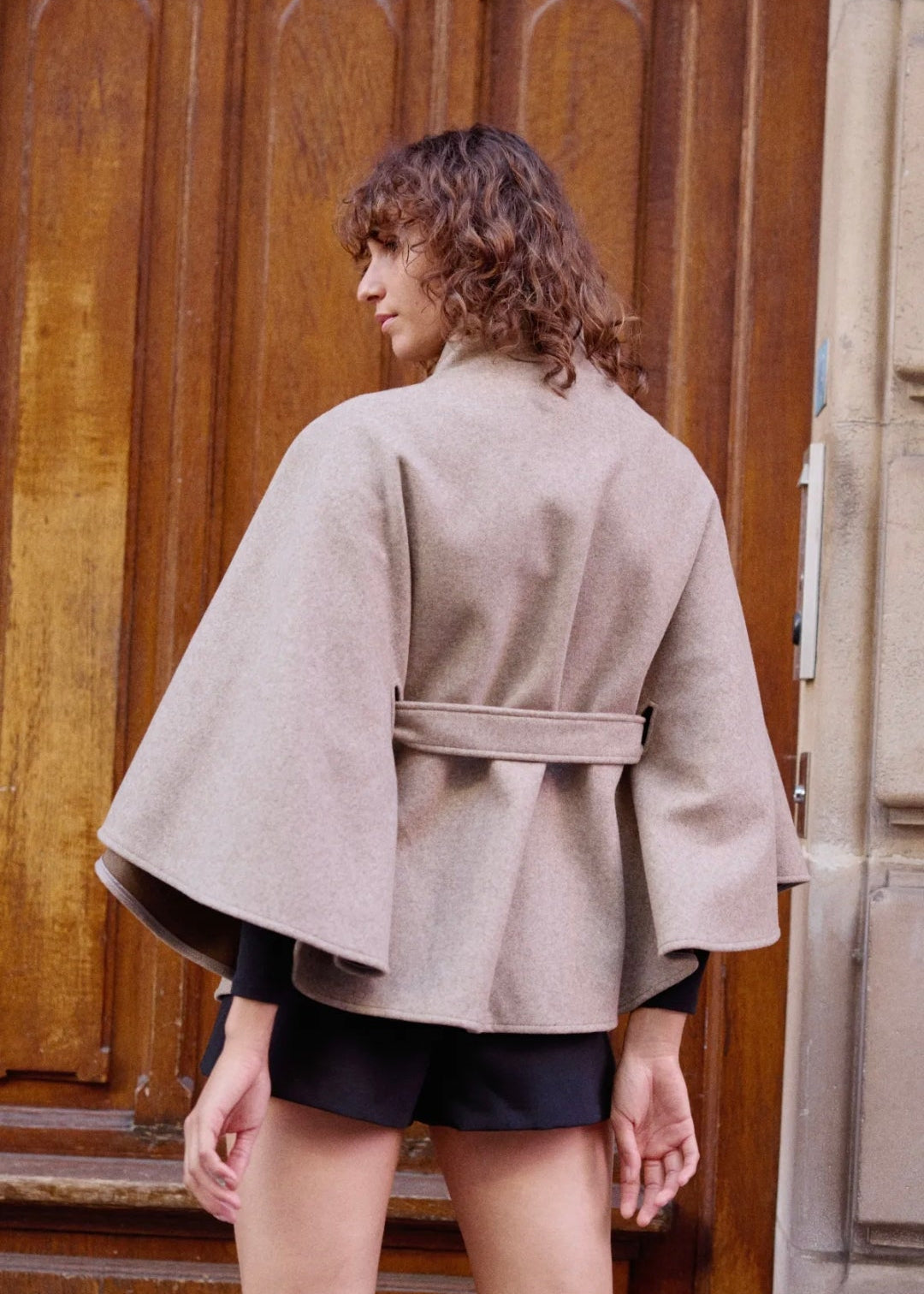 Cape en lainage avec ceinture et col montant Ky Création