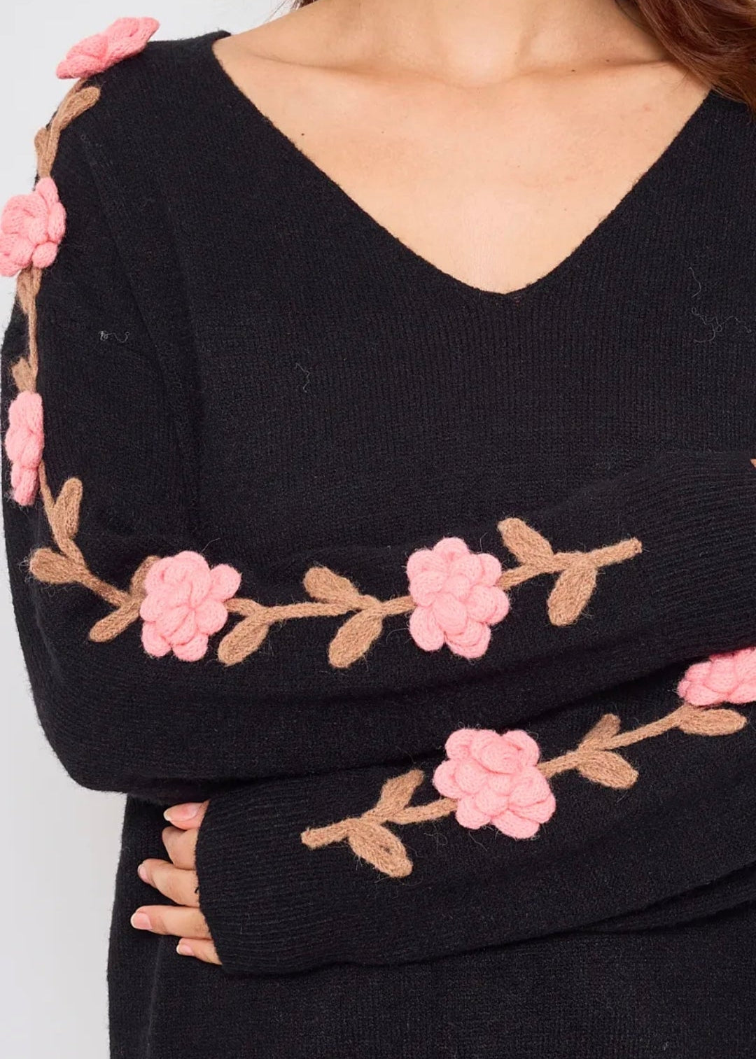 Pull col V avec fleurs sur les manches – Élégant & féminin
